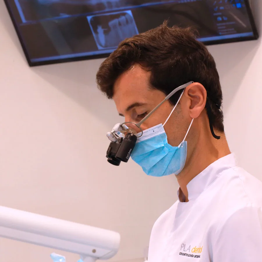 Clínica Pla - Implantes dentales Dr. Pla trabajando